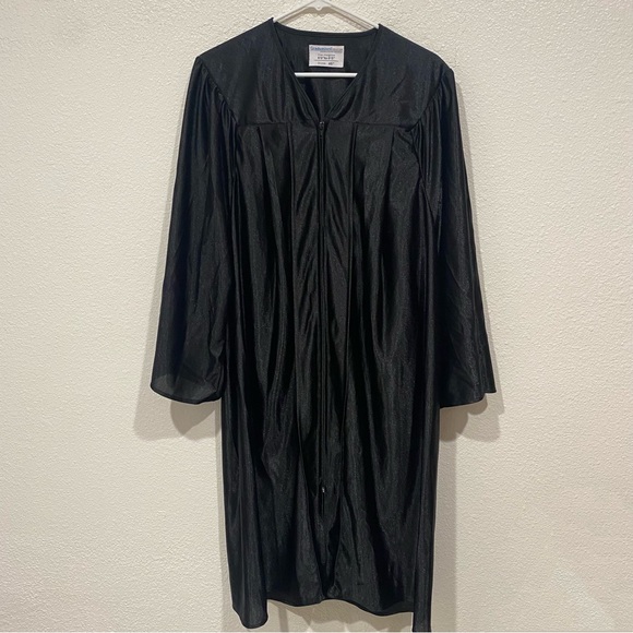 graduation source black gown 5’0” - 5’2” - Picture 1 of 9